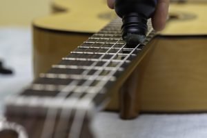 como limpar as cordas do violão