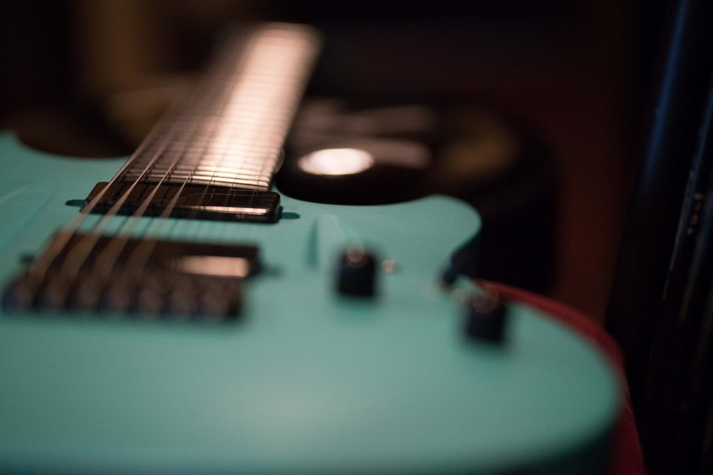 como escolher a primeira guitarra